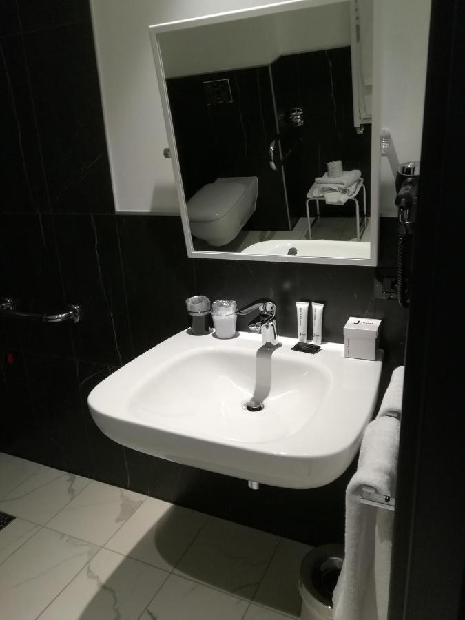J Hotel Torino Esterno foto