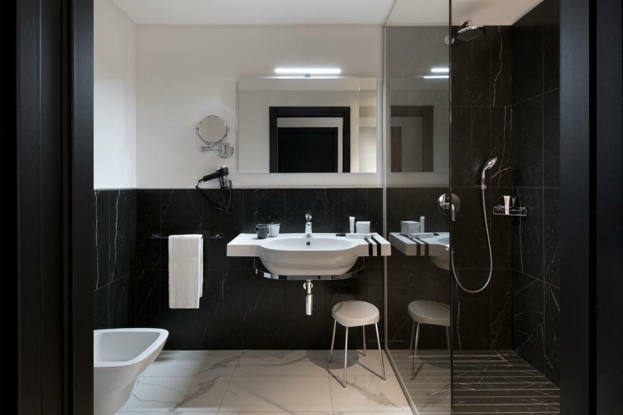 J Hotel Torino Esterno foto